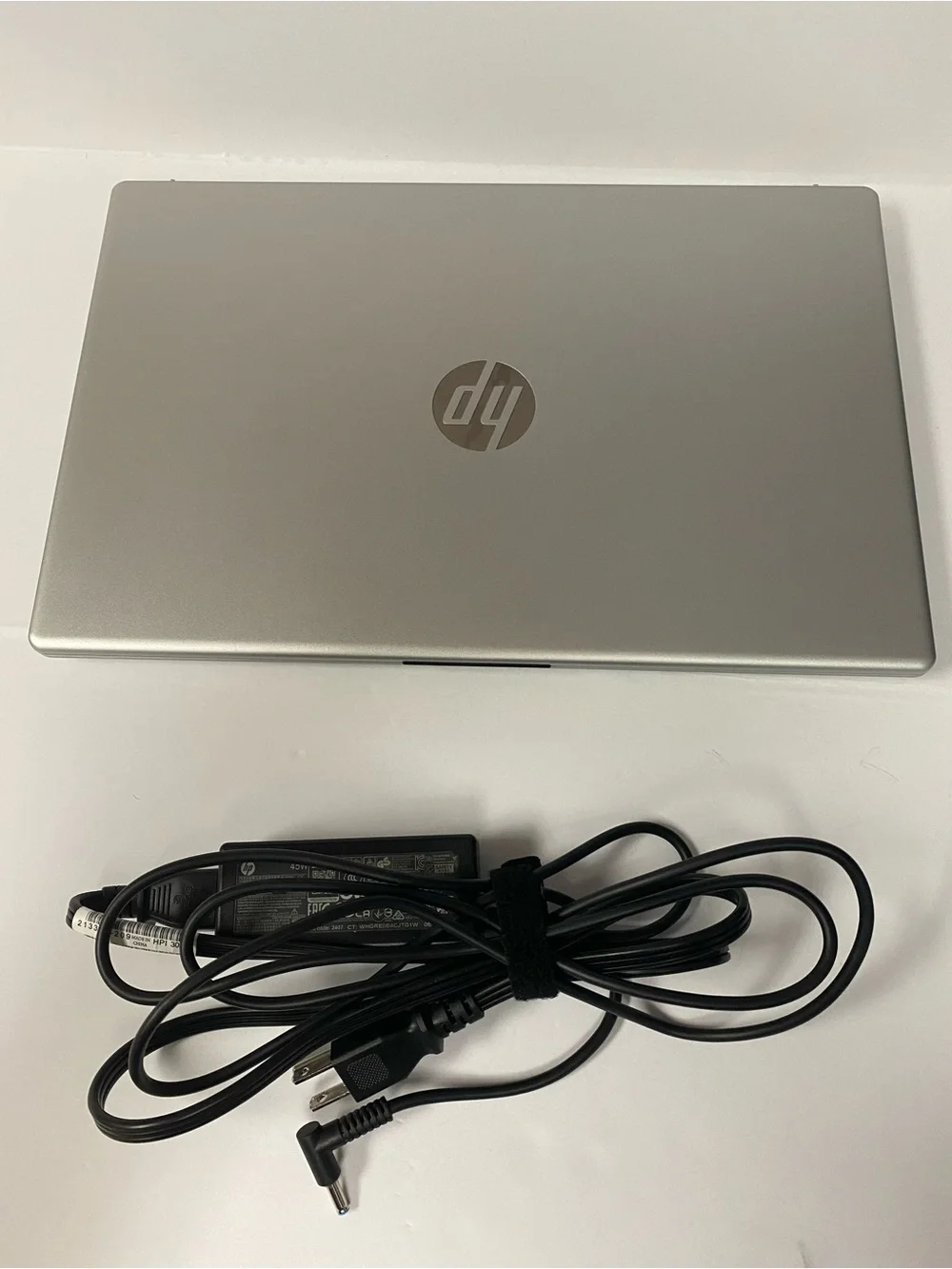 HP Silver Laptop 15 / 8 GB 256 GB with charger